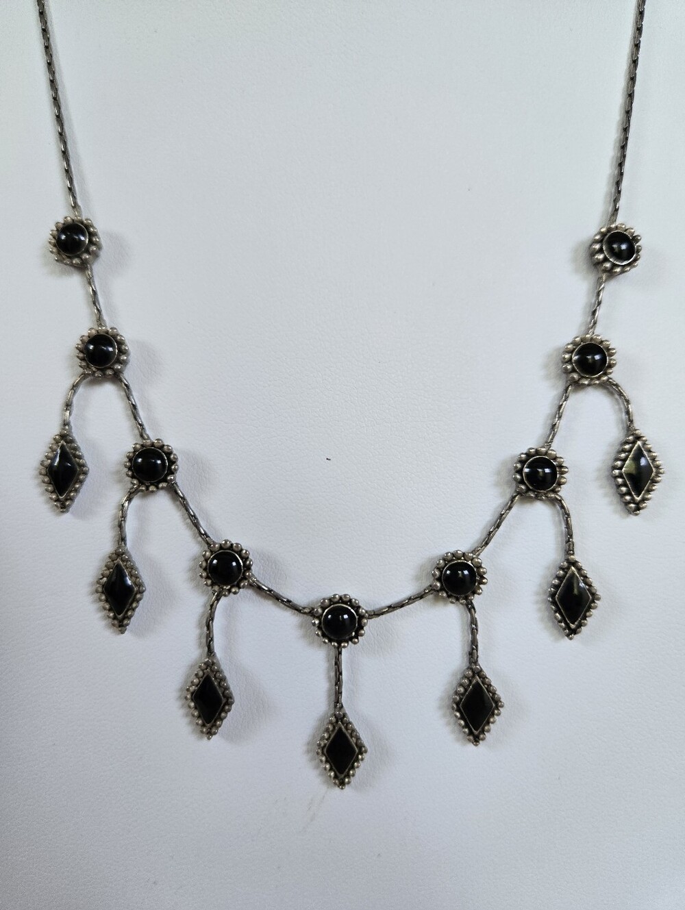 N-132-Avenue 20" Vintage Style Silver Tone Black Accents Necklace
